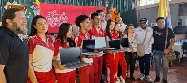 Ministro de Educación, cumpliéndole a los estudiantes del Colegio Agustina Ferro
