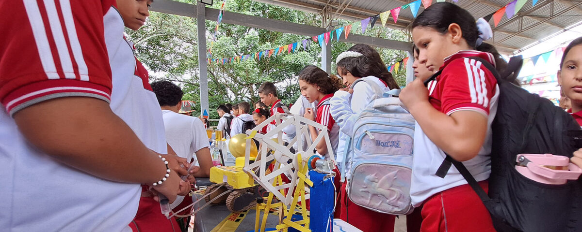 Innovación estudiantil se toma el Colegio Agustina Ferro