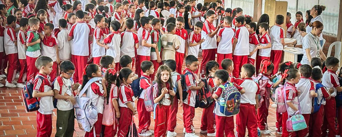 Comunidad estudiantil elige a su nuevo gobierno escolar tras una jornada de participación democrática Comunidad estudiantil elige a su nuevo gobierno escolar tras una jornada de participación democrática