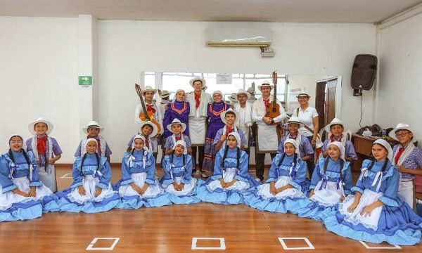 Colegio Agustina Ferro primero en Festival Intercolegiado de Danza Tradicional Colombiana Colegio Agustina Ferro primero en Festival Intercolegiado de Danza Tradicional Colombiana